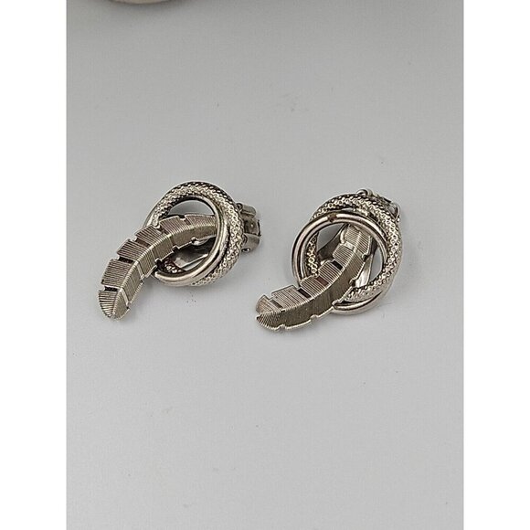Vintage Silver Tone Textured Curved Leaf Feather Clip On Earrings - Picture 3 of 3